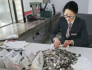 Çinli 2.5 ton ağırlığında bozuk parayla bankaya girdi!