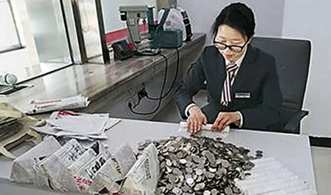 Çinli 2.5 ton ağırlığında bozuk parayla bankaya girdi!