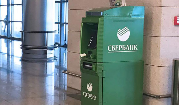 Moskova metrosunda Sberbank ATM’lerinin yerine VTB geliyor