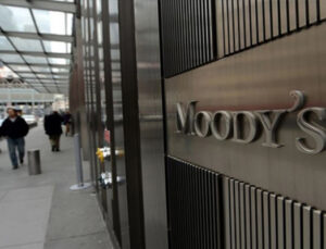Moody’s’ten fonlama ve borç uyarısı