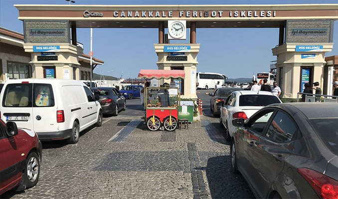 Çanakkale’deki feribot iskelelerinde tatilcilerin dönüş yoğunluğu erken başladı