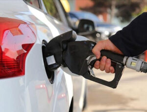 Benzine zam: Litresi 21 lirayı aştı